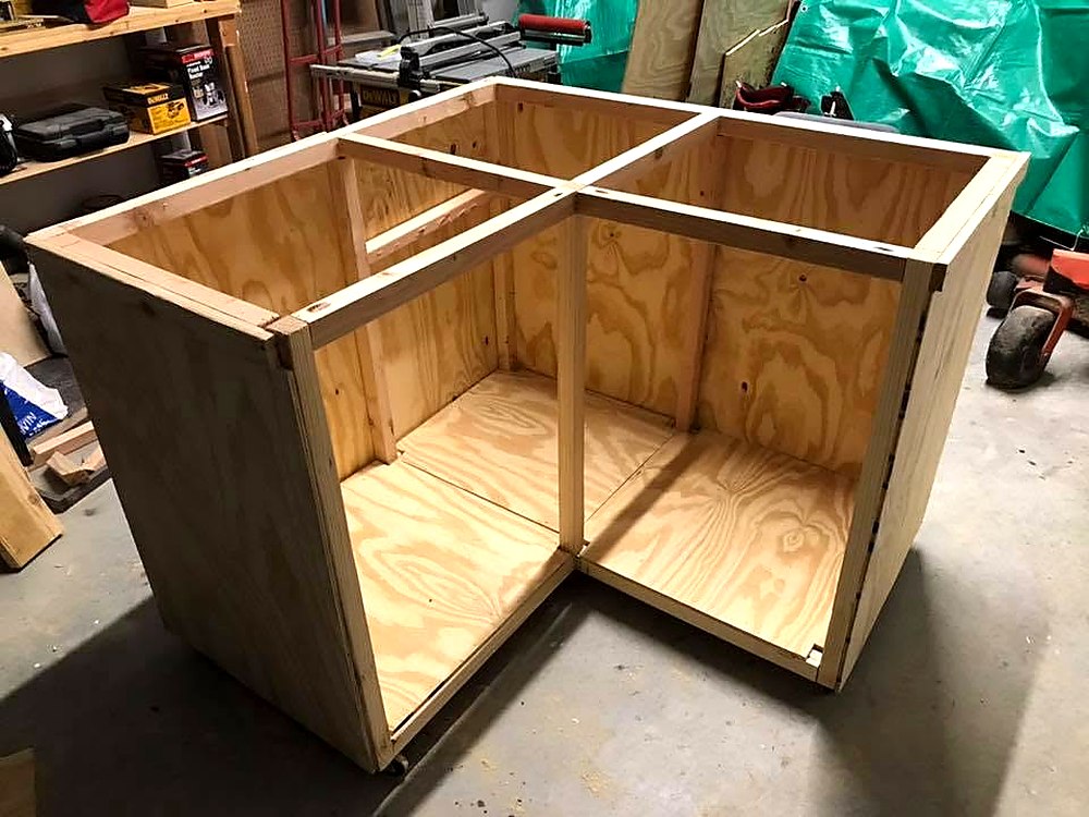 Corner cabinet carcass